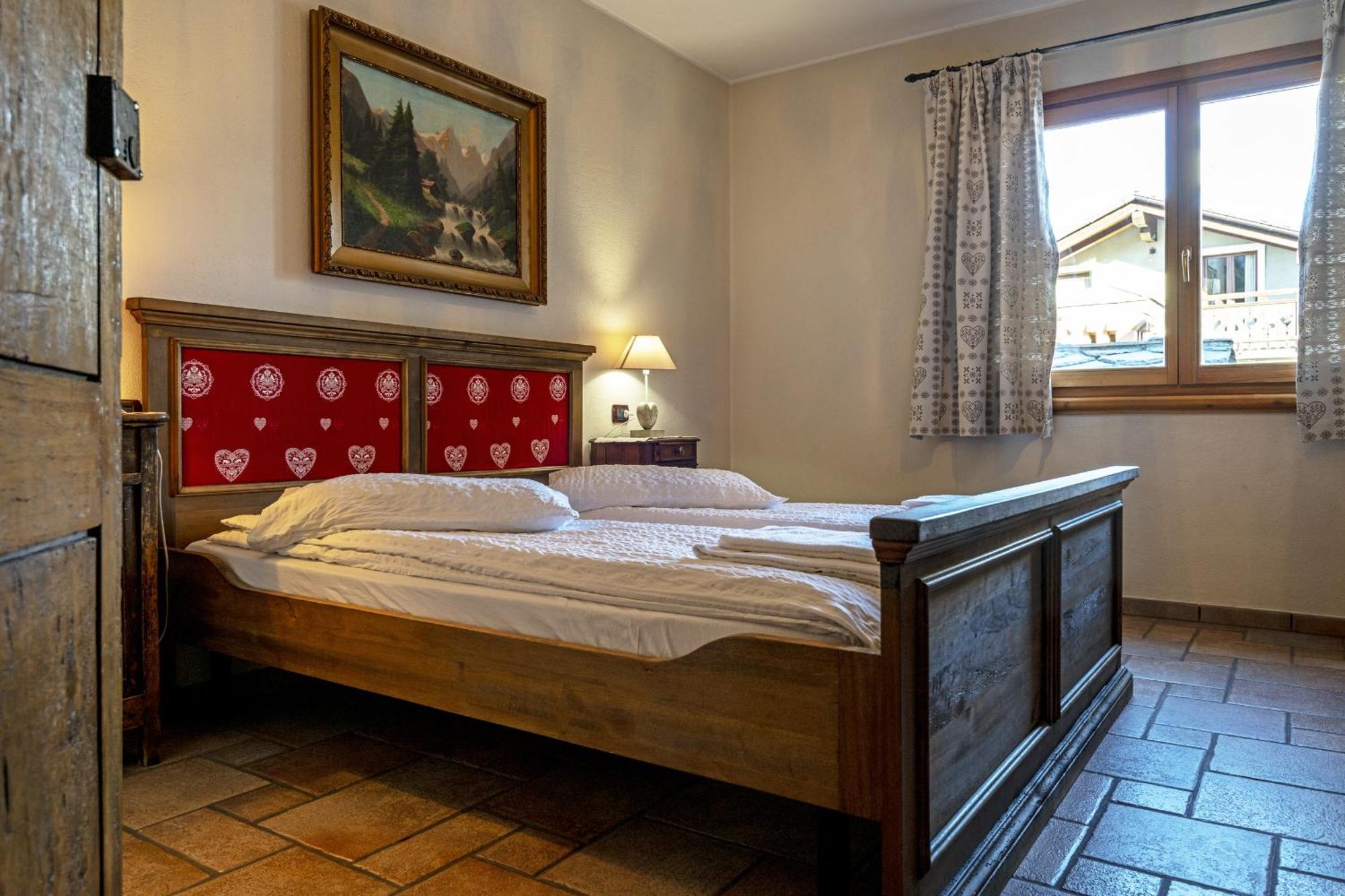 Au Petit Chevrot Aparthotel Aosta Exterior photo