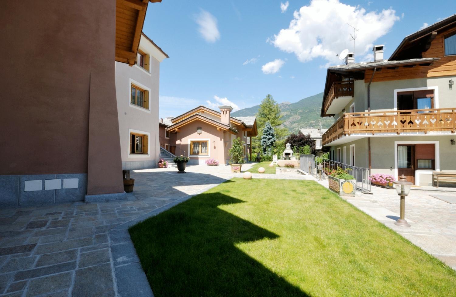 Au Petit Chevrot Aparthotel Aosta Exterior photo