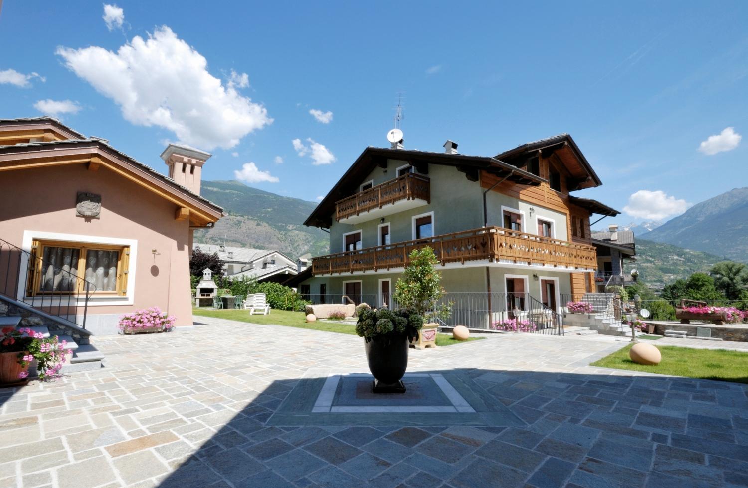 Au Petit Chevrot Aparthotel Aosta Exterior photo